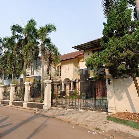 Sr Residence Near Mall Ciputra Cibubur Mitra Reddoorz Bekasi Exterior photo