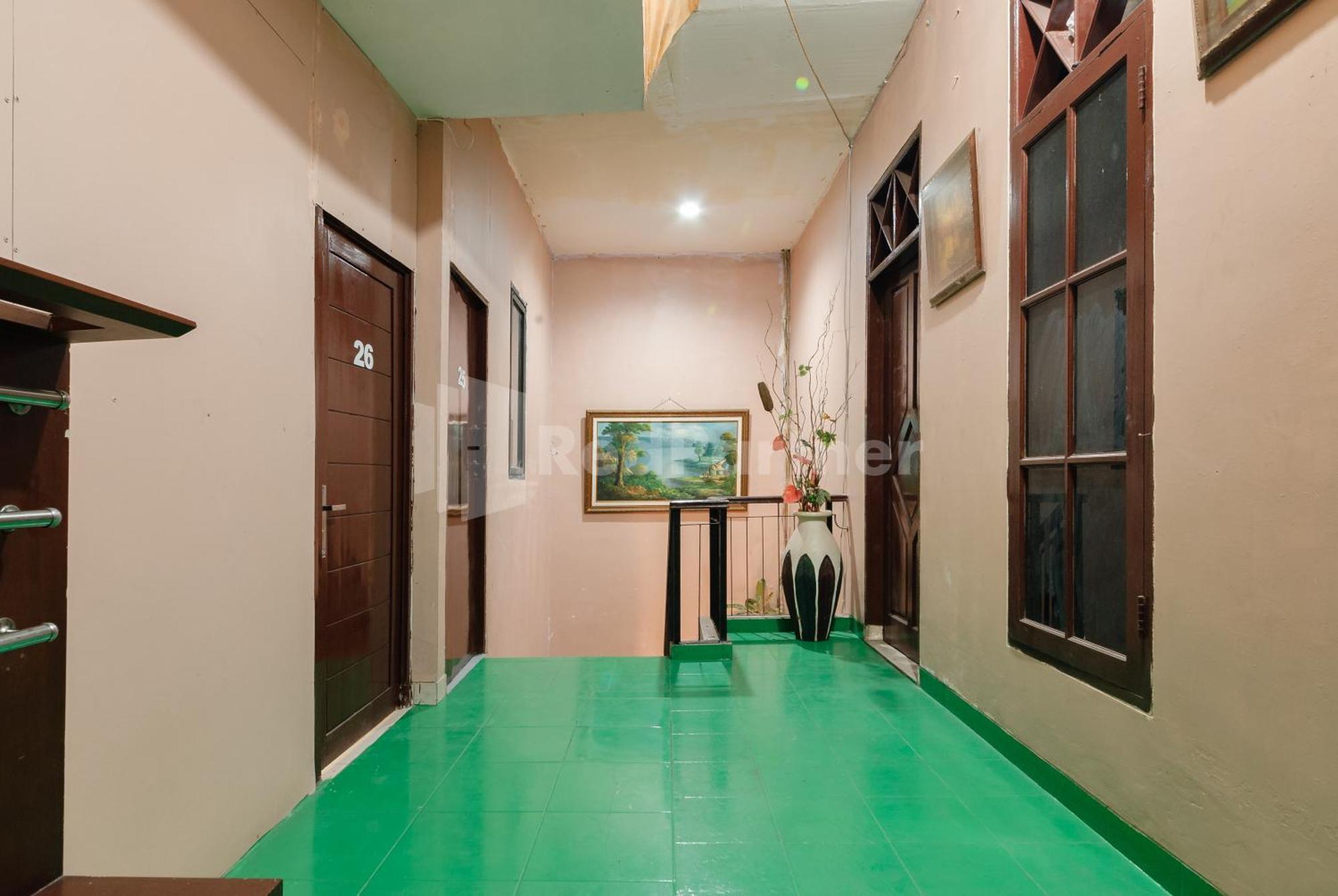 Sr Residence Near Mall Ciputra Cibubur Mitra Reddoorz Bekasi Exterior photo
