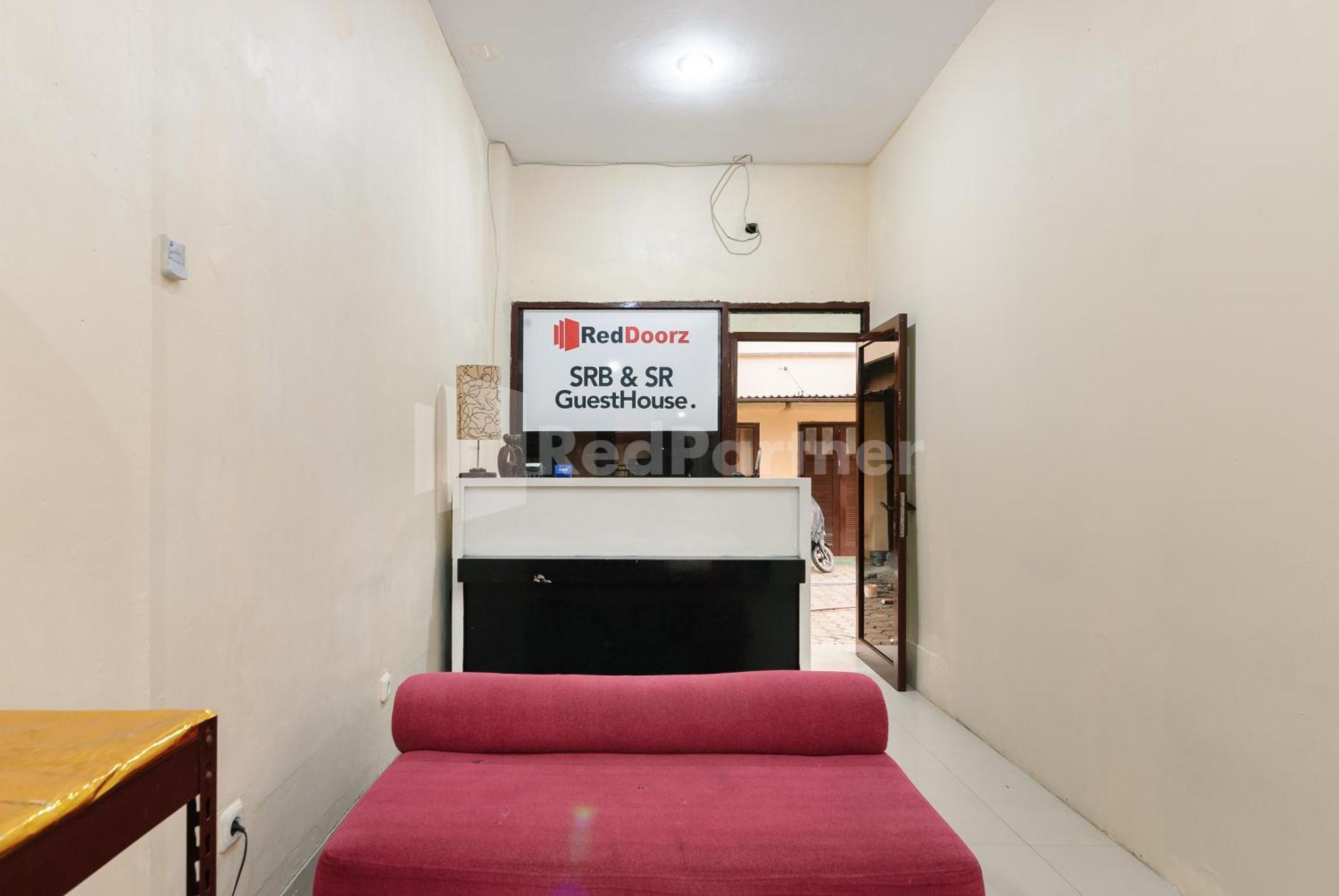Sr Residence Near Mall Ciputra Cibubur Mitra Reddoorz Bekasi Exterior photo