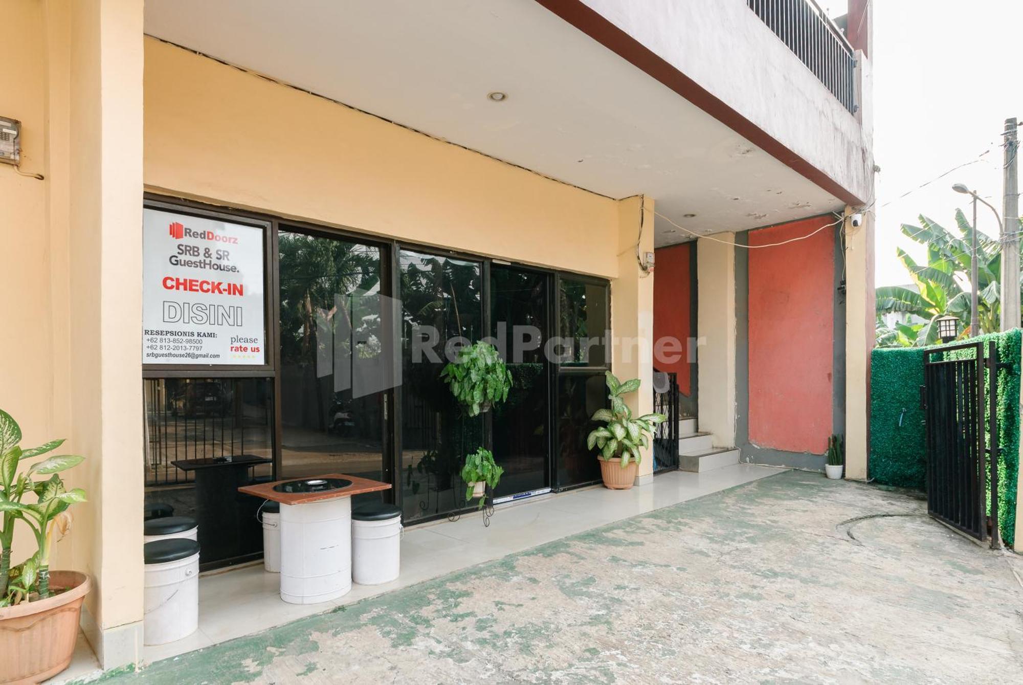 Sr Residence Near Mall Ciputra Cibubur Mitra Reddoorz Bekasi Exterior photo