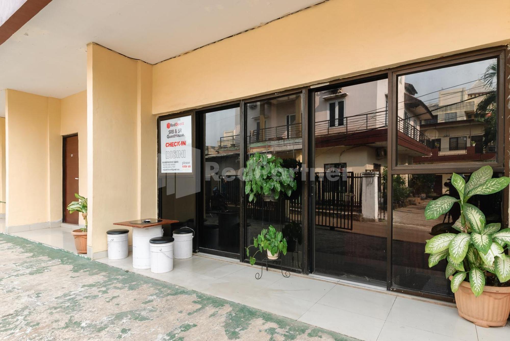 Sr Residence Near Mall Ciputra Cibubur Mitra Reddoorz Bekasi Exterior photo