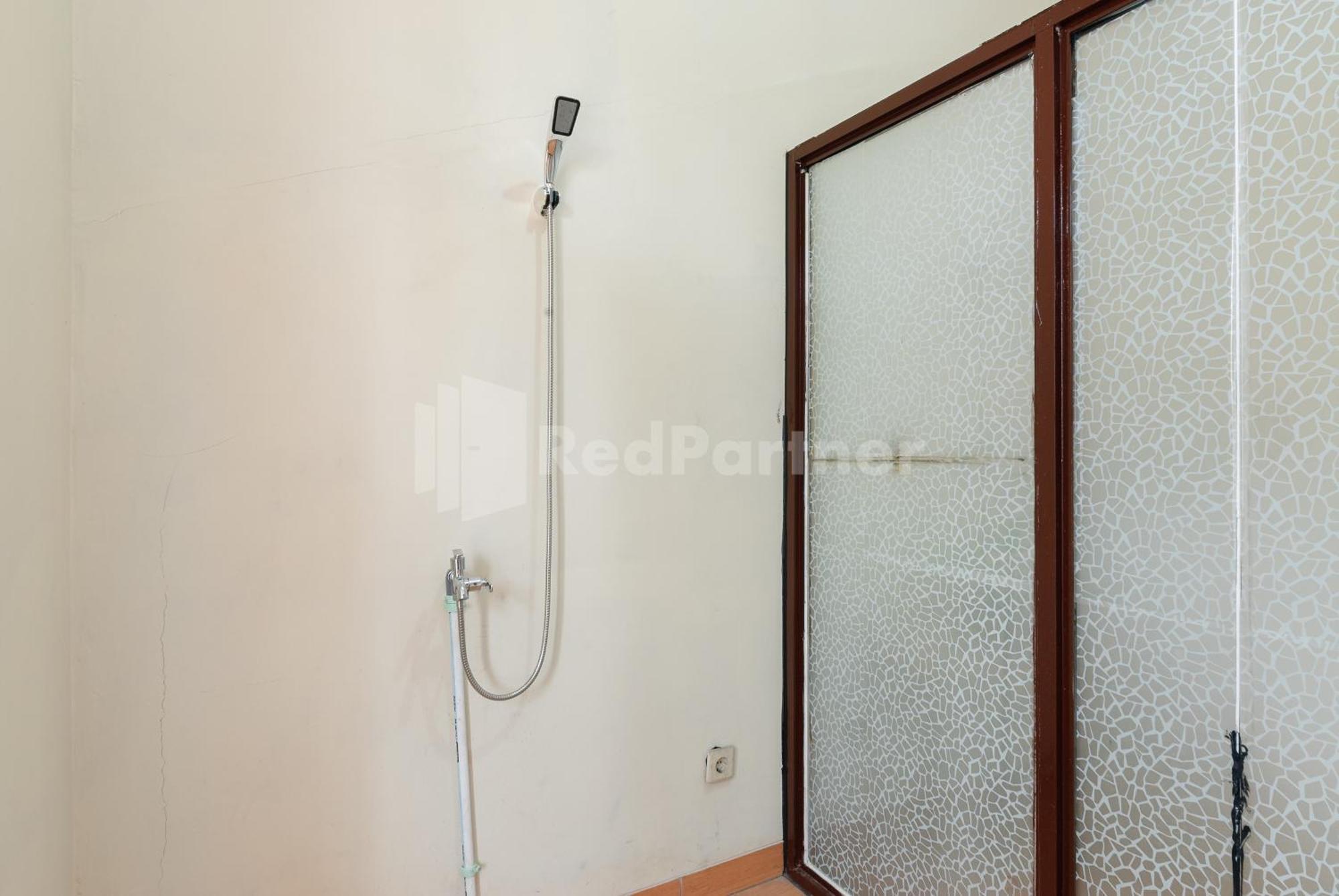Sr Residence Near Mall Ciputra Cibubur Mitra Reddoorz Bekasi Exterior photo